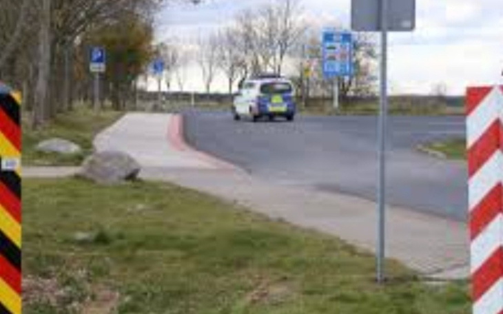 Widok na skrzyżowanie z oznaczeniami drogowymi.