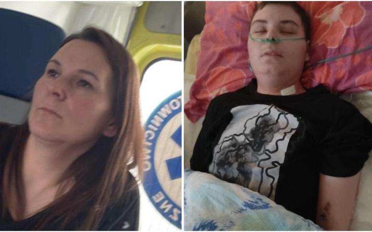 Kobieta w karetce, obok leżąca pacjentka.