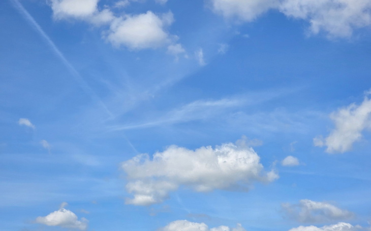 Niebieskie niebo z białymi chmurami, piękna pogoda.