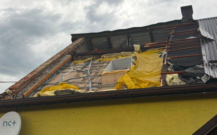 Bliska fotografia fragmentu ciała i skóry, ramion i pleców.