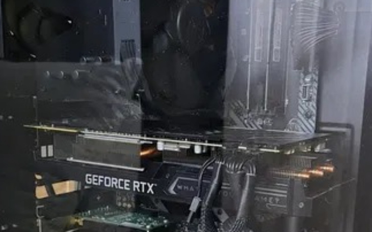 Wnętrze komputera z kartą graficzną GeForce RTX.