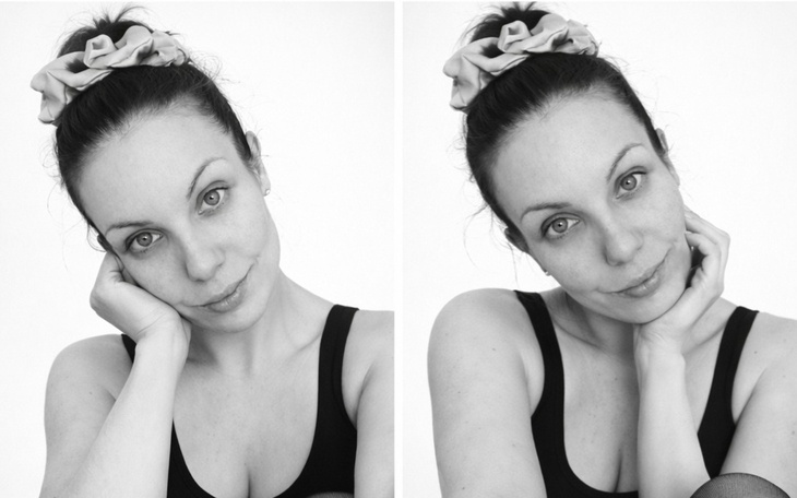 Portret kobiety z kokardą we włosach, w czarno-białej tonacji.