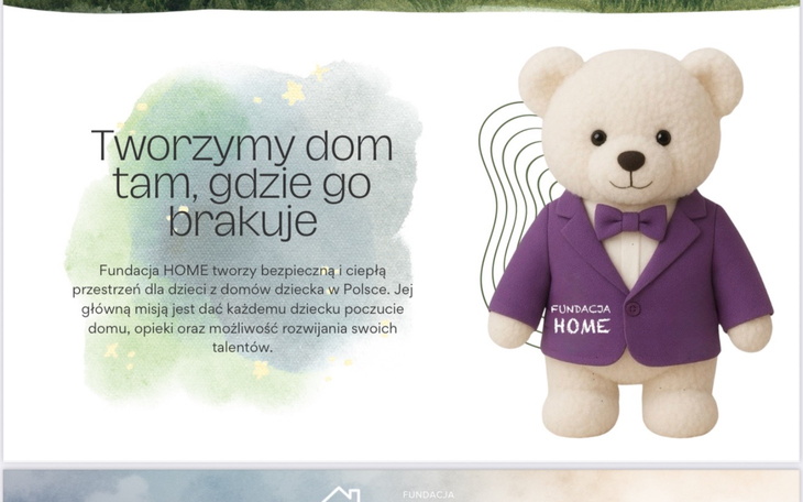 Pluszowy miś w eleganckim ubraniu, promujący fundację.