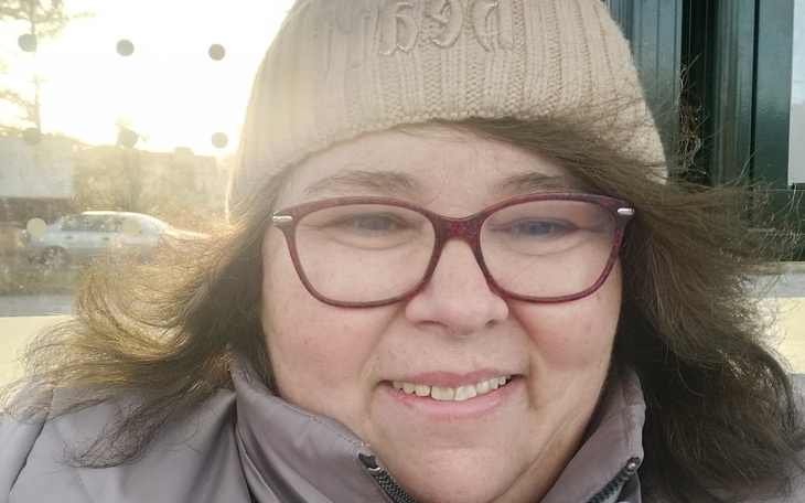 Uśmiechnięta kobieta w czapce, pozująca do zdjęcia.