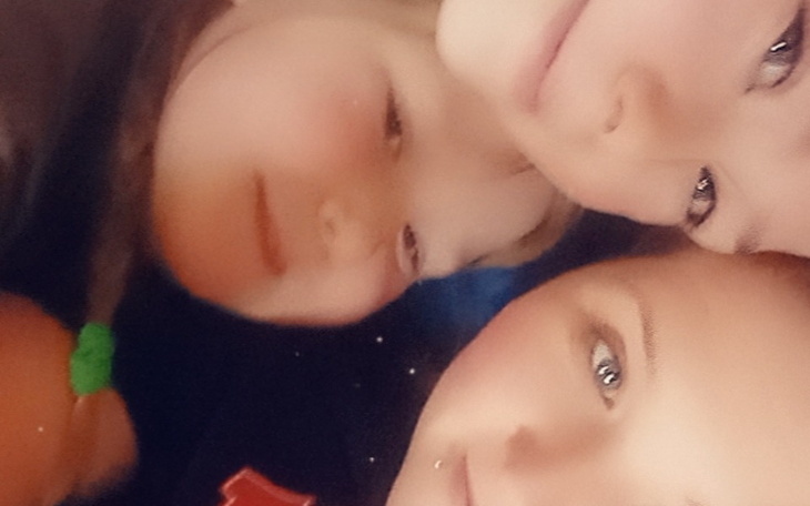 Trzy osoby uśmiechające się do kamery w bliskim kadrze.