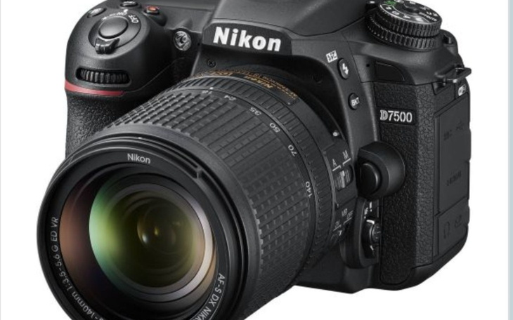Aparat Nikon D7500 z obiektywem.