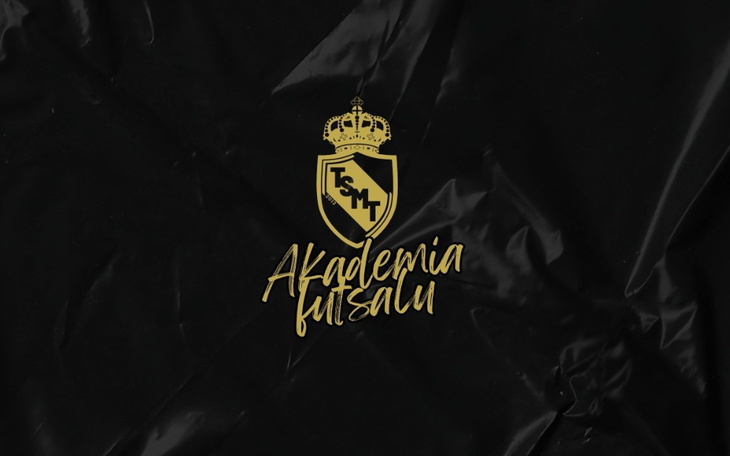 Logo Akademii Futsalu na czarnym tle.