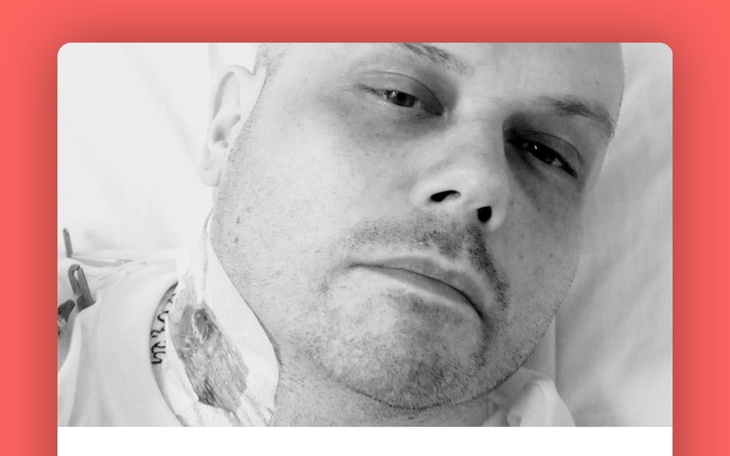 Mężczyzna leżący w szpitalnym łóżku, z wyraźnym zmęczeniem na twarzy.