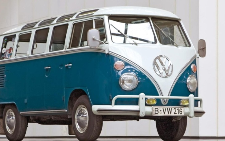 Stylowy samochód Volkswagen w kolorze niebieskim i białym.