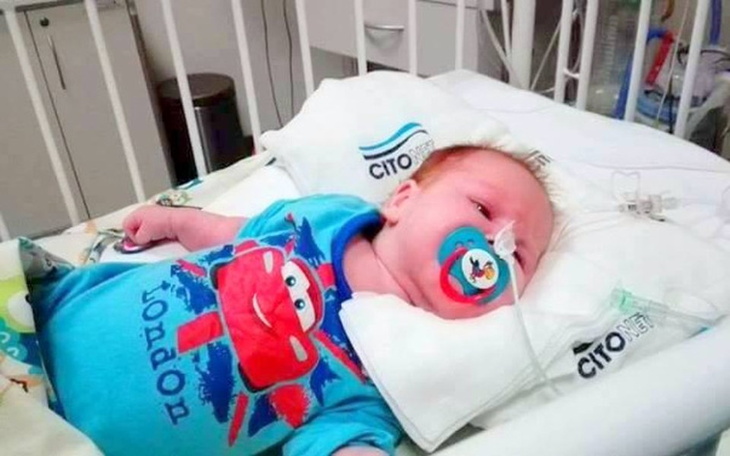 Chłopiec w niebieskiej koszulce z rurką tlenową.