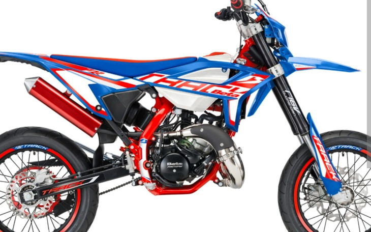 Motocykl terenowy w kolorach niebieskim i czerwonym.