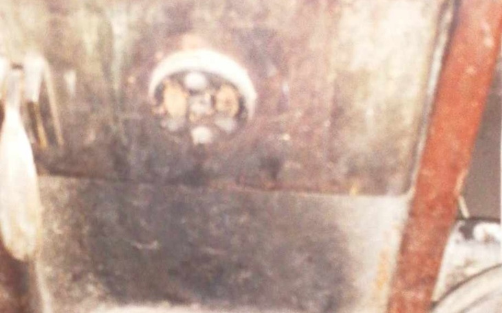 Zbliżenie na zniszczoną powierzchnię, z widocznymi uszkodzeniami.