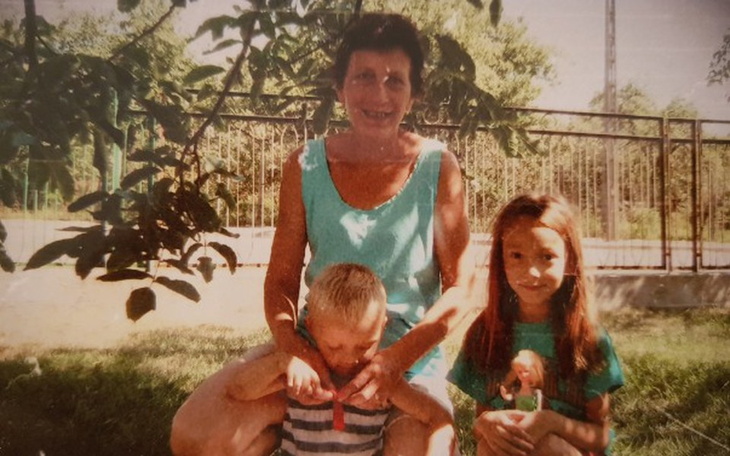 Rodzinne zdjęcie z dziećmi i babcią w parku.