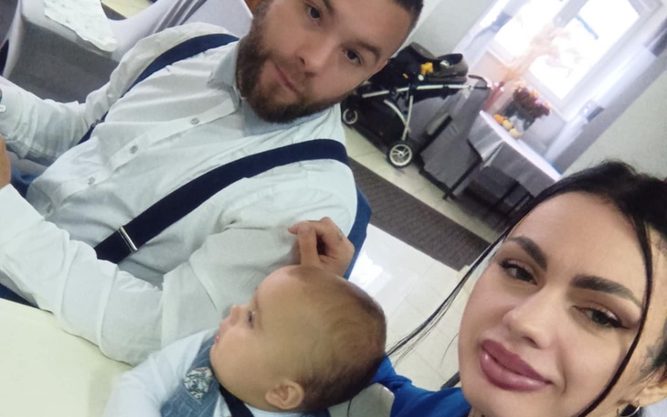 Rodzina z małym dzieckiem, spędzająca czas razem.