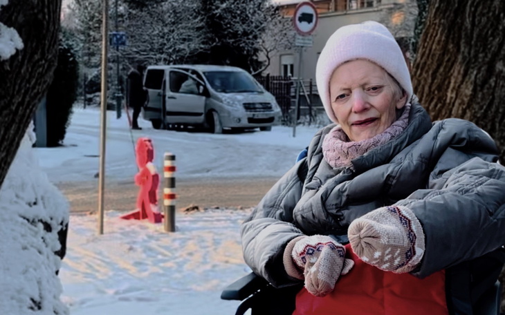 Starsza kobieta w wózku inwalidzkim, zima, śnieg.