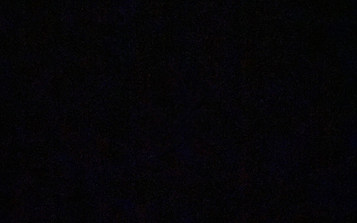 Ciemne tło z delikatnymi teksturami, tworzącymi tajemniczy nastrój.