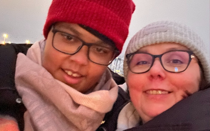 Zbliżenie na dłoń pacjenta z kroplówką w szpitalu.