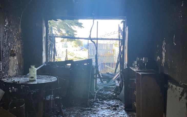 Zniszczone wnętrze po pożarze, z widocznymi uszkodzeniami.