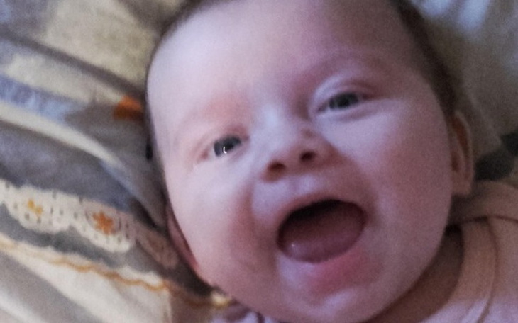 Zimowy krajobraz z drzewami i niebieskim niebem.