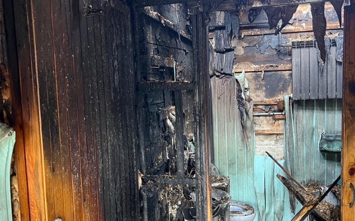 Zniszczone wnętrze po pożarze, czarne ściany.