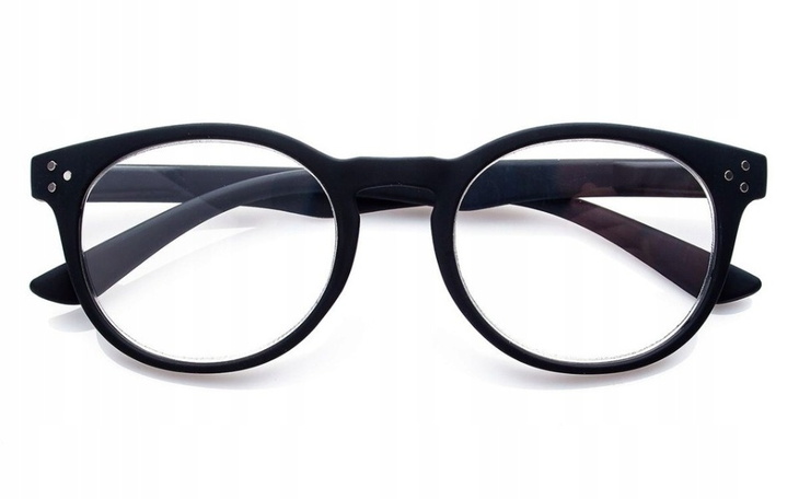 Czarne okulary na białym tle, stylowy dodatek.