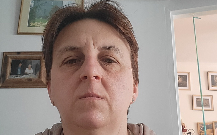 Kobieta z poważnym wyrazem twarzy, patrząca w kamerę.