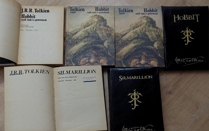 Książki J.R.R. Tolkiena, w tym 'Hobbit' i 'Silmarillion' na stole.