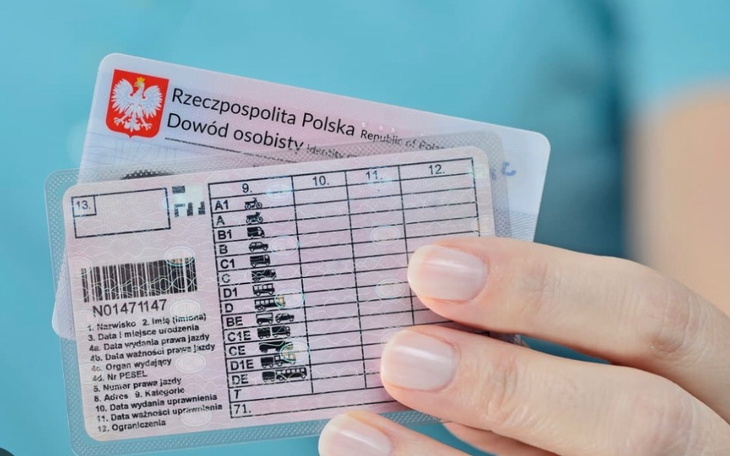 Osobisty dowód tożsamości w ręku, z widocznymi danymi.