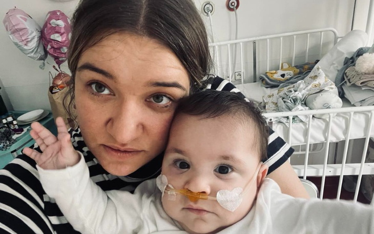 Mama z dzieckiem w szpitalu, oboje z poważnymi minami.