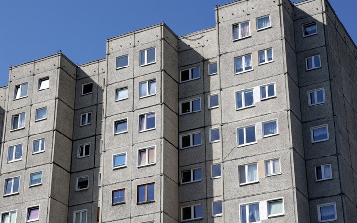 Widok na blok mieszkalny z wieloma oknami.