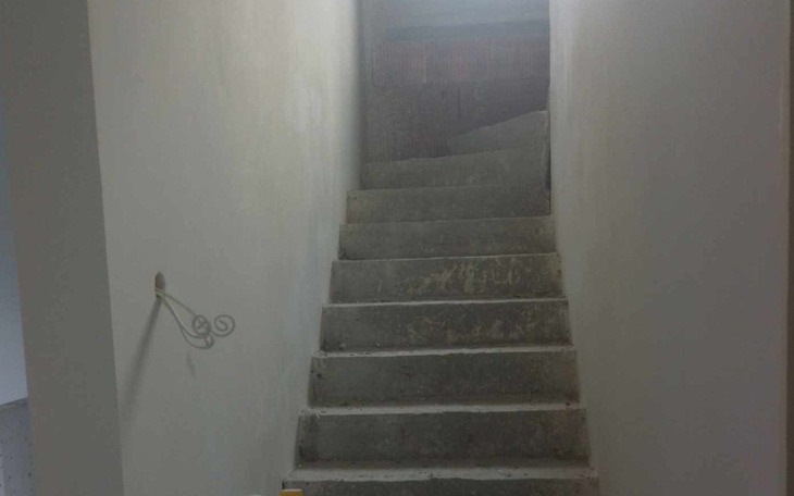 Schody prowadzące w górę, minimalistyczny widok.