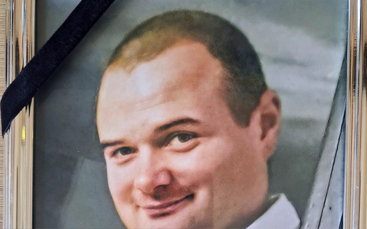 Zdjęcie zmarłego mężczyzny, wyraz żalu i pamięci.