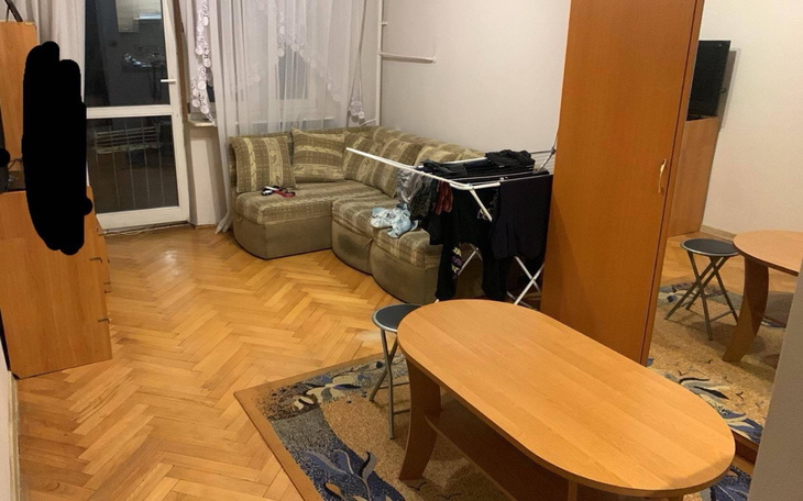 Wnętrze mieszkania z kanapą i stolikami, w stylu skandynawskim.