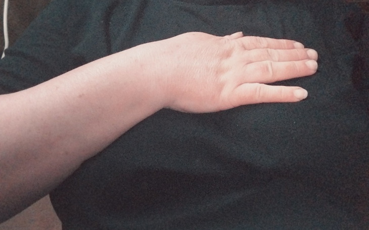 Osoba z ręką na sercu, wyrażająca emocje.