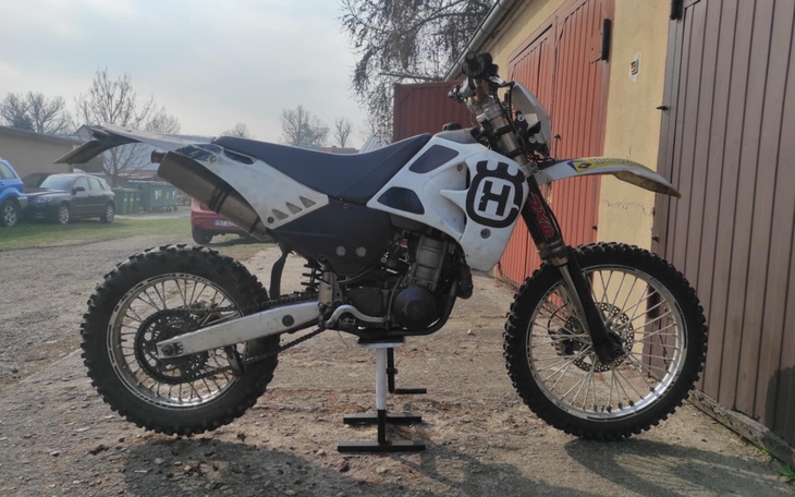 Motocykl terenowy, gotowy do jazdy po trudnym terenie.