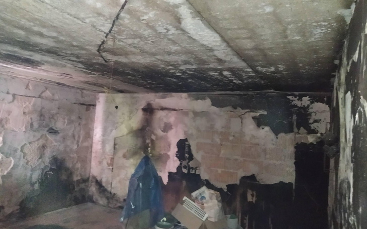 Zniszczony sufit w opuszczonym pomieszczeniu.