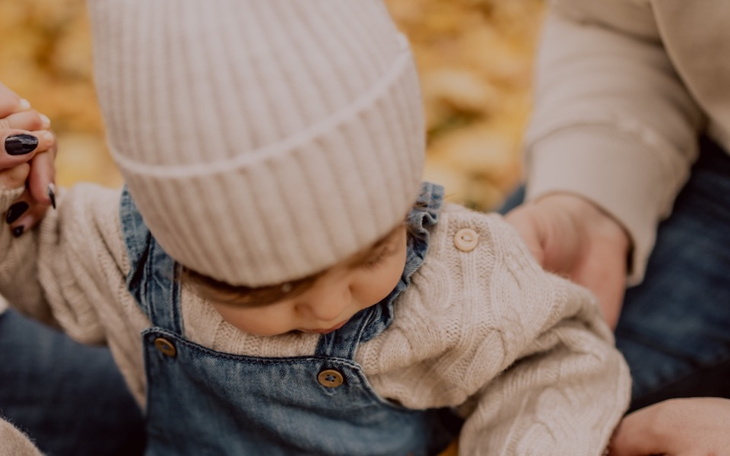 Małe dziecko w ciepłym swetrze i czapce.