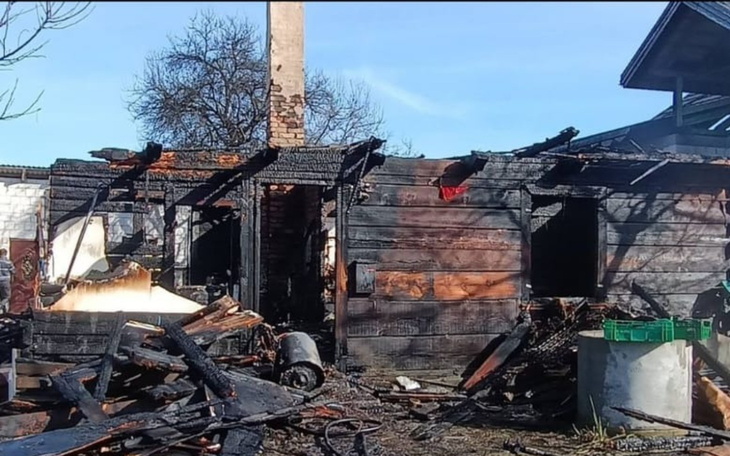 Zniszczony budynek po pożarze, z widocznymi zgliszczami.