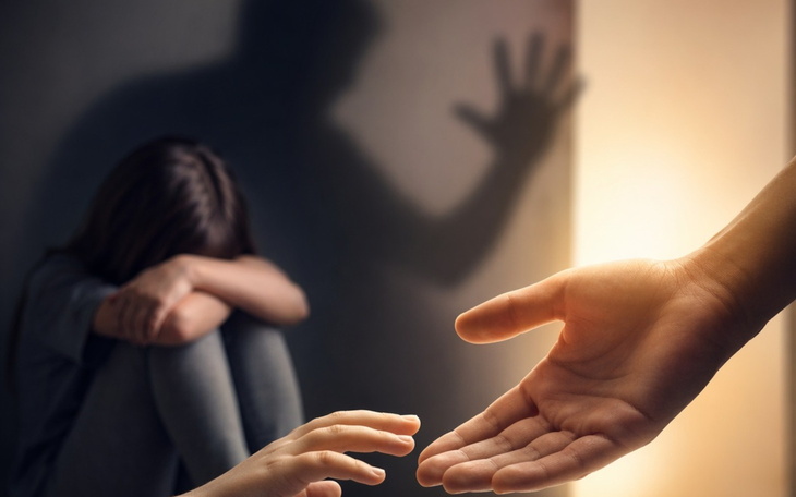 Dziecko w kącie pokoju, symbolizujące przemoc domową.