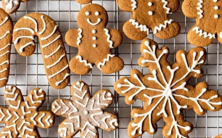Świąteczne pierniczki w różnych kształtach na metalowej kratce.