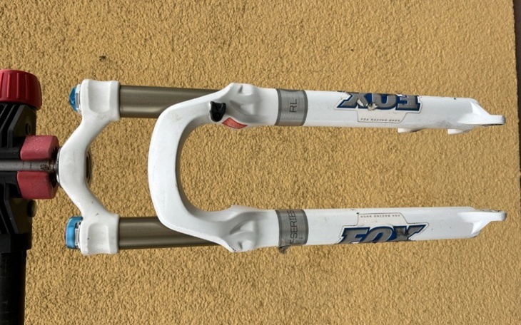 Zbliżenie na widelce rowerowe, gotowe do montażu.