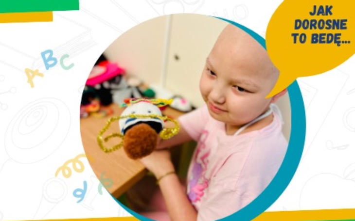 Chłopiec z zabawką, marzący o przyszłości, z uśmiechem na twarzy.