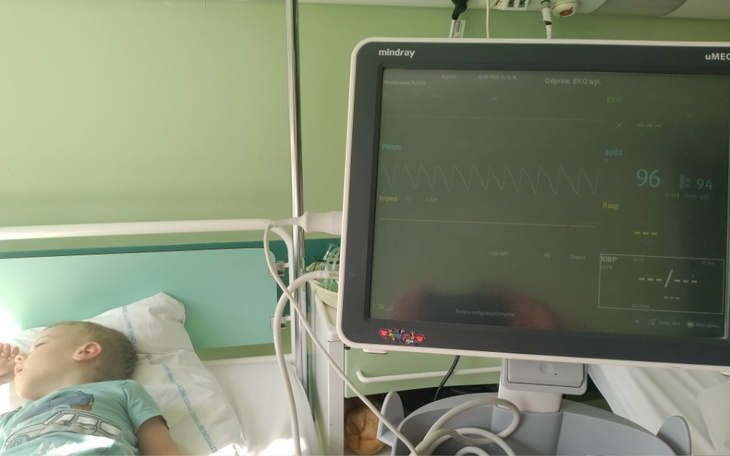 Monitor medyczny z parametrami zdrowotnymi dziecka w szpitalu.