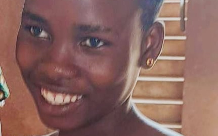 Uśmiechnięta dziewczyna w pomieszczeniu.