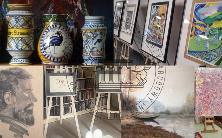 Wystawa sztuki z różnymi obrazami i rysunkami.