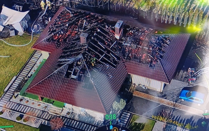 Widok z góry na zniszczony dach domu po pożarze.