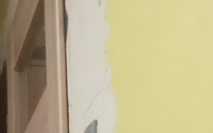 Fragment ściany z uszkodzeniami, do remontu.