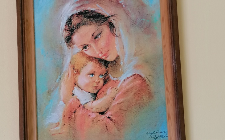 Obrazek przedstawiający matkę z dzieckiem, w pastelowych kolorach.