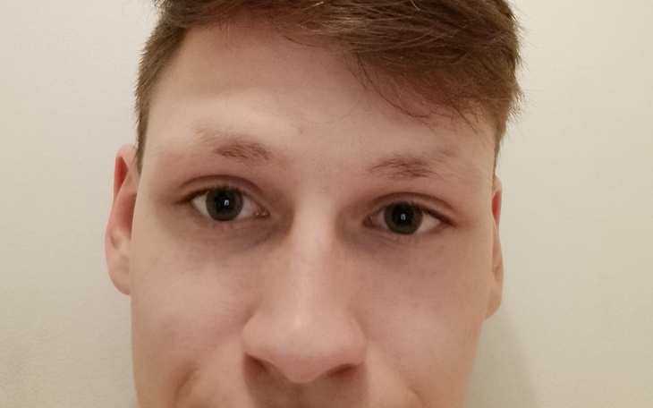 Portret młodego mężczyzny z bliskiej odległości.