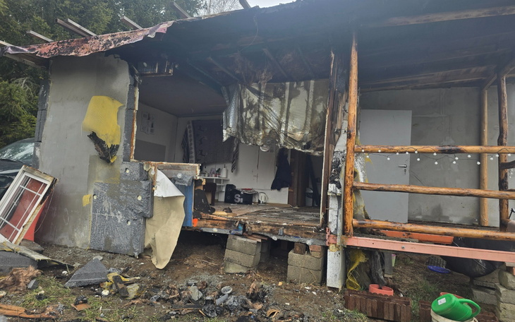 Zniszczony dom po pożarze, widok zewnętrzny.